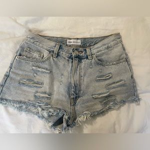 Zara light wash distressed light was jean shorts size 4